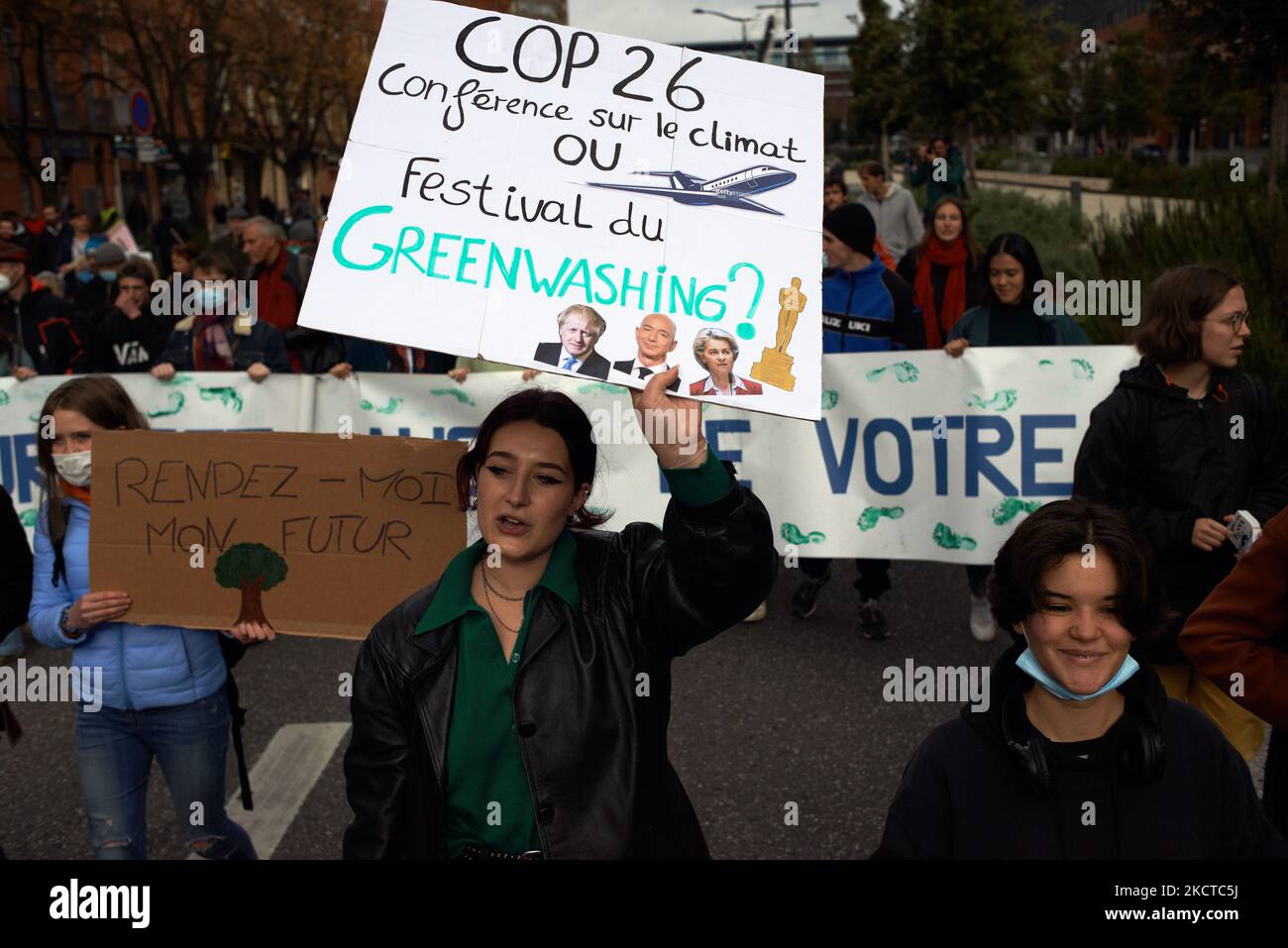 Une femme tient une lecture de carton 'Cop26 Conférence sur le climat ou vert festival de washig ?'plus de 3500 personnes ont manifesté à Toulouse pour le climat comme dans de nombreuses villes à travers la France et à travers le monde. Ces manifestations ont été organisées alors que le COP26 a commencé à Glasgow (Écosse) pour mettre une pression maximale sur les politiciens, les industries et les compagnies. Le GIEC peint une planète invivable si les émissions de gaz à effet de serre se poursuivent sans relâche. L'AIE indique que les combustibles fossiles doivent rester dans le sol d'ici à présent (pas de nouvelles mines ni de nouveaux forages). Le G20 a dit dans un communiqué que ''nous nous engageons à s'attaquer à l'existence Banque D'Images