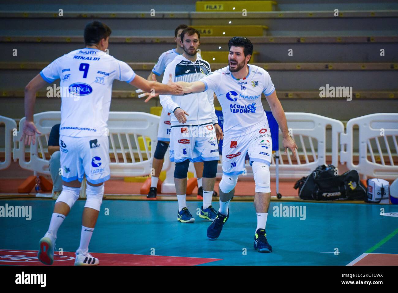 Lanza, Rinaldi (Top Volley Cisterna) pendant le volley-ball Italien Serie A Men SuperLeague Championship Top Volley Cisterna vs Tonno Callippo Vibo Valentia sur 06 novembre 2021 au Palasport de Cisterna, Italie (photo de Bianca Simonetti/LiveMedia/NurPhoto) Banque D'Images