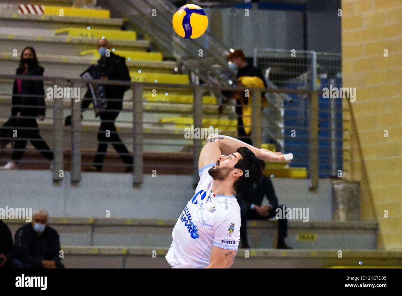 Lanza serve (Top Volley Cisterna) pendant le volley-ball Italien Serie A Men SuperLeague Championship Top Volley Cisterna vs Tonno Callippo Vibo Valentia sur 06 novembre 2021 au Palasport de Cisterna, Italie (photo de Bianca Simonetti/LiveMedia/NurPhoto) Banque D'Images