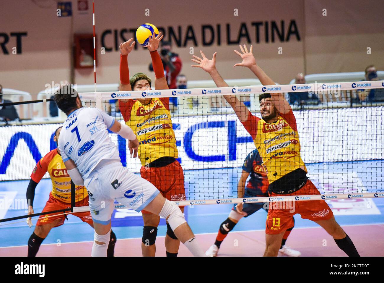 Yuji, Flavio bloc (Tonno Callipo Vibo Valentia) pendant le Volleyball italien série A Men SuperLeague Championship Top Volley Cisterna vs Tonno Callippo Vibo Valentia sur 06 novembre 2021 au Palasport à Cisterna, Italie (photo de Bianca Simonetti/LiveMedia/NurPhoto) Banque D'Images