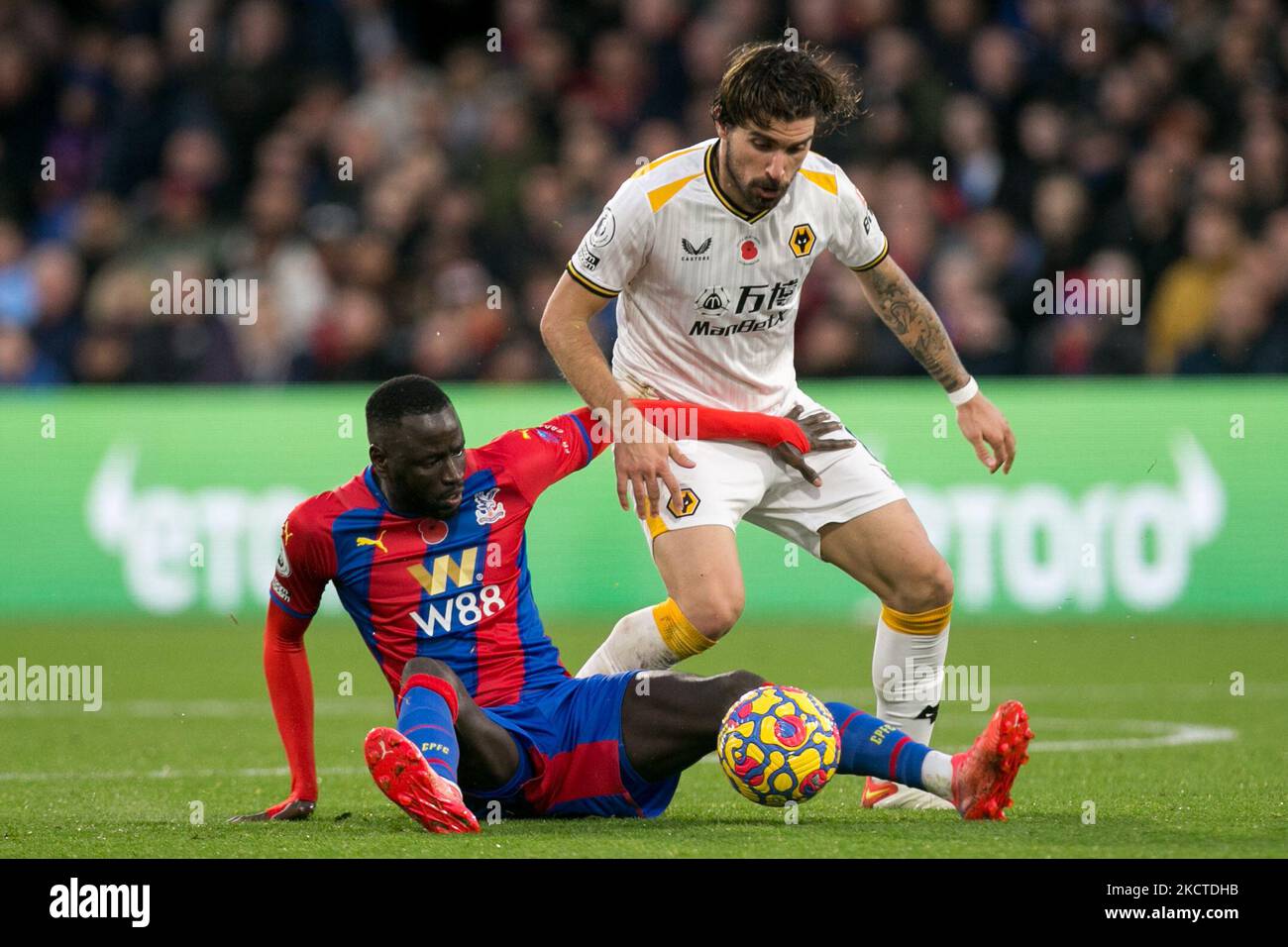 Ruben Neves de Wolverhampton et Christian Benteke de Crystal Palace se battent pour le bal lors du match de la première ligue entre Crystal Palace et Wolverhampton Wanderers à Selhurst Park, Londres, le samedi 6th novembre 2021. (Photo de Federico Maranesi/MI News/NurPhoto) Banque D'Images