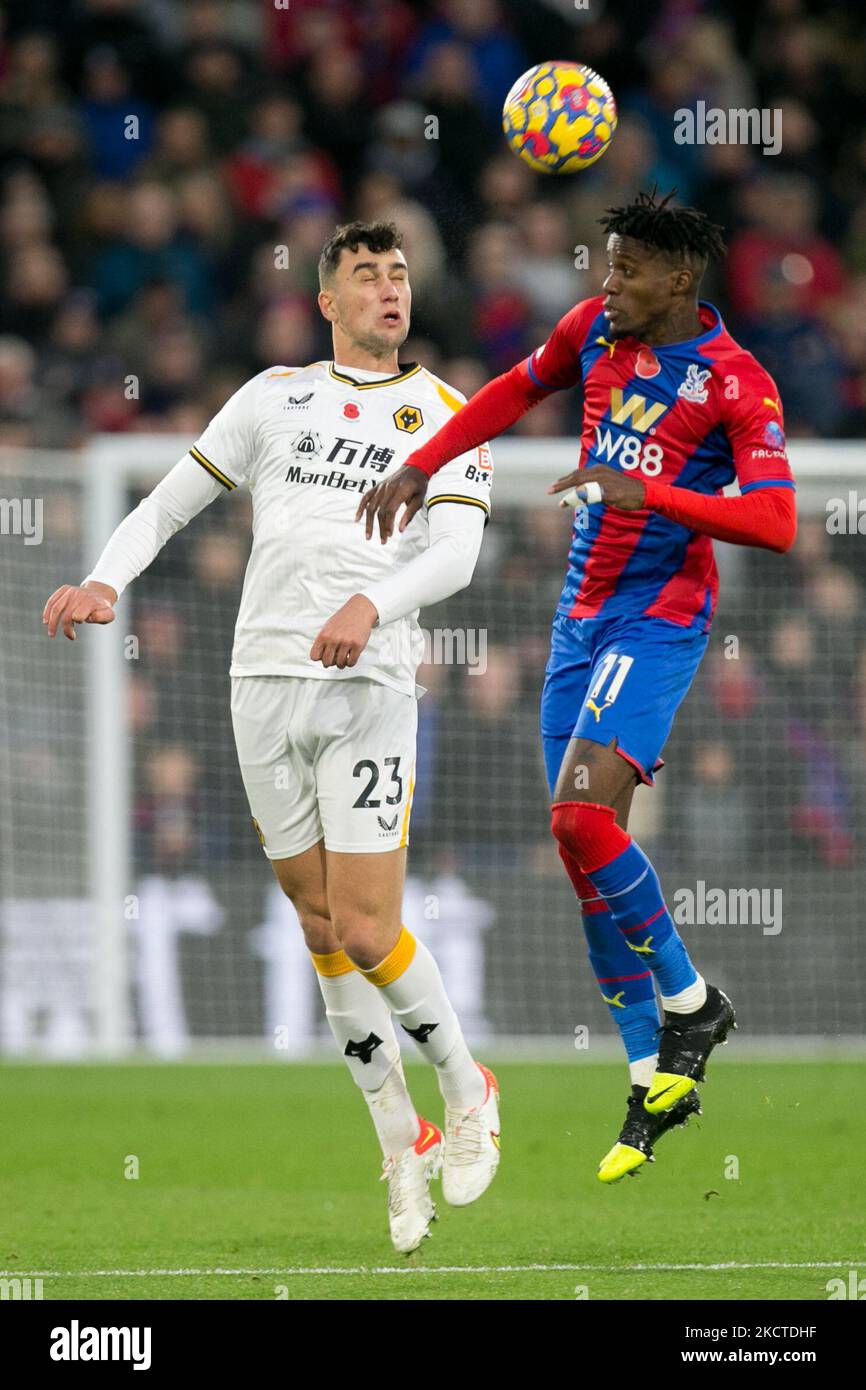 Wilfried Zaha de Crystal Palace et Max Kilman de Wolverhampton se battent pour le bal lors du match de la Premier League entre Crystal Palace et Wolverhampton Wanderers à Selhurst Park, Londres, le samedi 6th novembre 2021. (Photo de Federico Maranesi/MI News/NurPhoto) Banque D'Images