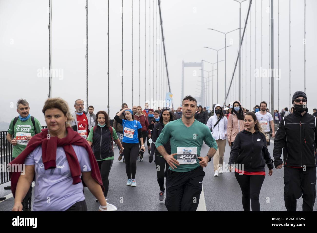 Le Marathon d'Istanbul de 43rd, qui a lieu entre les continents de l'Asie et de l'Europe, s'est tenu à Istanbul, en Turquie, sur 7 novembre 2021 cette année. Les coureurs sont apparus sur le pont Martyrs du 15 juillet. (Photo par Resul Kaboglu/NurPhoto) Banque D'Images Le Marathon d'Istanbul de 43rd, qui a lieu entre les continents de l'Asie et de l'Europe, s'est tenu à Istanbul, en Turquie, sur 7 novembre 2021 cette année. Les coureurs sont apparus sur le pont Martyrs du 15 juillet. (Photo par Resul Kaboglu/NurPhoto) Banque D'Images