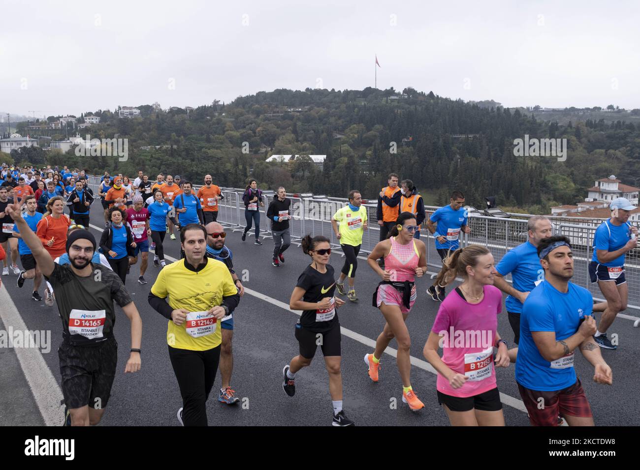 Le Marathon d'Istanbul de 43rd, qui a lieu entre les continents de l'Asie et de l'Europe, s'est tenu à Istanbul, en Turquie, sur 7 novembre 2021 cette année. Les coureurs sont apparus sur le pont Martyrs du 15 juillet. (Photo par Resul Kaboglu/NurPhoto) Banque D'Images Le Marathon d'Istanbul de 43rd, qui a lieu entre les continents de l'Asie et de l'Europe, s'est tenu à Istanbul, en Turquie, sur 7 novembre 2021 cette année. Les coureurs sont apparus sur le pont Martyrs du 15 juillet. (Photo par Resul Kaboglu/NurPhoto) Banque D'Images