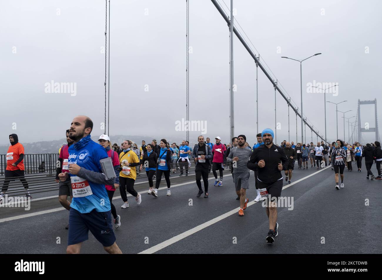 Le Marathon d'Istanbul de 43rd, qui a lieu entre les continents de l'Asie et de l'Europe, s'est tenu à Istanbul, en Turquie, sur 7 novembre 2021 cette année. Les coureurs sont apparus sur le pont Martyrs du 15 juillet. (Photo par Resul Kaboglu/NurPhoto) Banque D'Images Le Marathon d'Istanbul de 43rd, qui a lieu entre les continents de l'Asie et de l'Europe, s'est tenu à Istanbul, en Turquie, sur 7 novembre 2021 cette année. Les coureurs sont apparus sur le pont Martyrs du 15 juillet. (Photo par Resul Kaboglu/NurPhoto) Banque D'Images