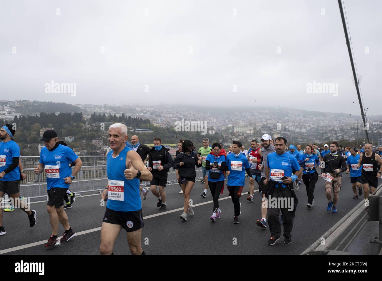 Le Marathon d'Istanbul de 43rd, qui a lieu entre les continents de l'Asie et de l'Europe, s'est tenu à Istanbul, en Turquie, sur 7 novembre 2021 cette année. Les coureurs sont apparus sur le pont Martyrs du 15 juillet. (Photo par Resul Kaboglu/NurPhoto) Banque D'Images Le Marathon d'Istanbul de 43rd, qui a lieu entre les continents de l'Asie et de l'Europe, s'est tenu à Istanbul, en Turquie, sur 7 novembre 2021 cette année. Les coureurs sont apparus sur le pont Martyrs du 15 juillet. (Photo par Resul Kaboglu/NurPhoto) Banque D'Images