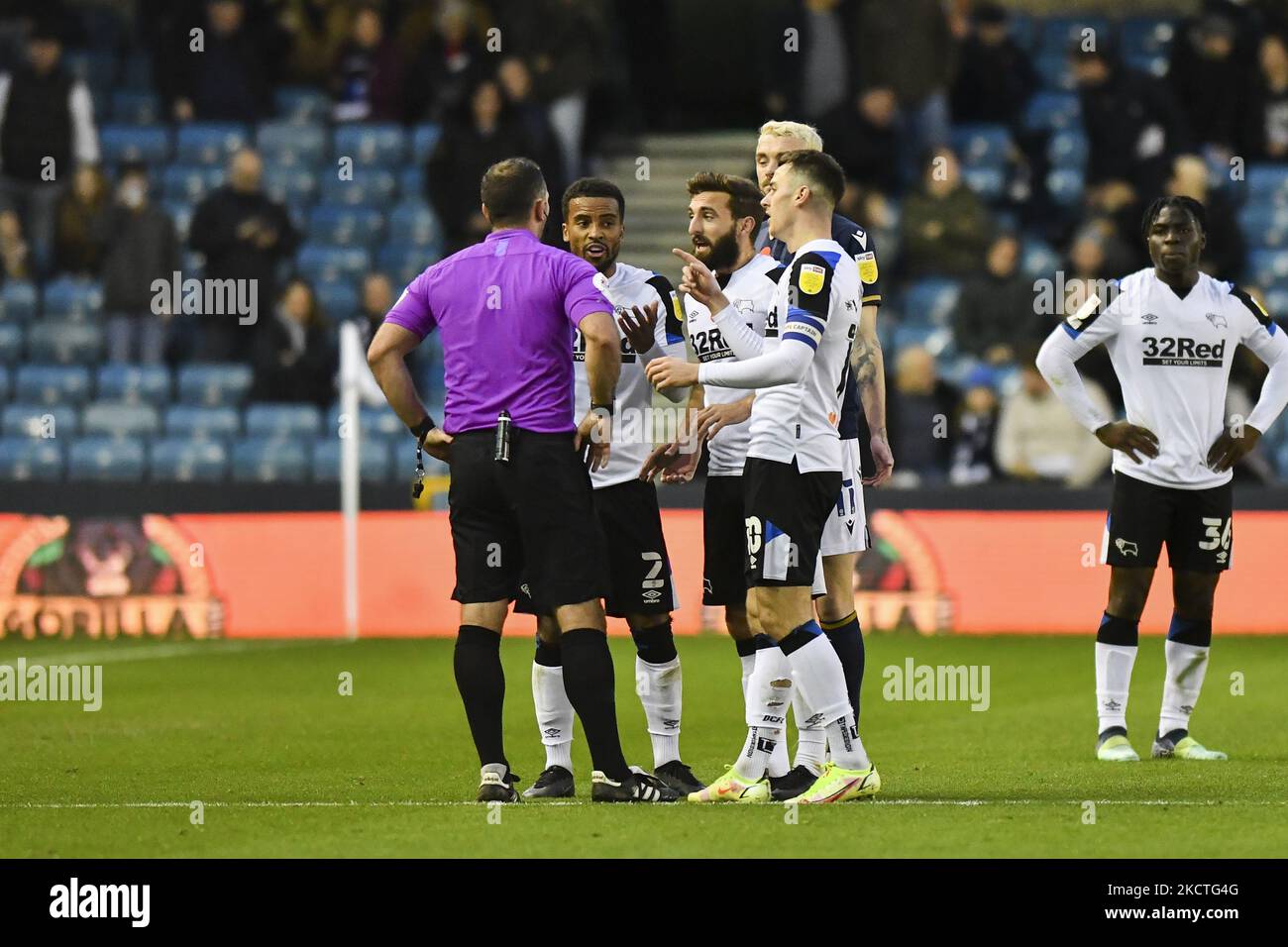 Nathan Byrne(2), Graeme Shinnie(4) et Tom Lawrence du comté de Derby en discussion avec l'arbitre Tim Robinson lors du match du championnat Sky Bet entre Millwall et le comté de Derby à la Den, Londres, le samedi 6th novembre 2021. (Photo par Ivan Yordanov/MI News/NurPhoto) Banque D'Images