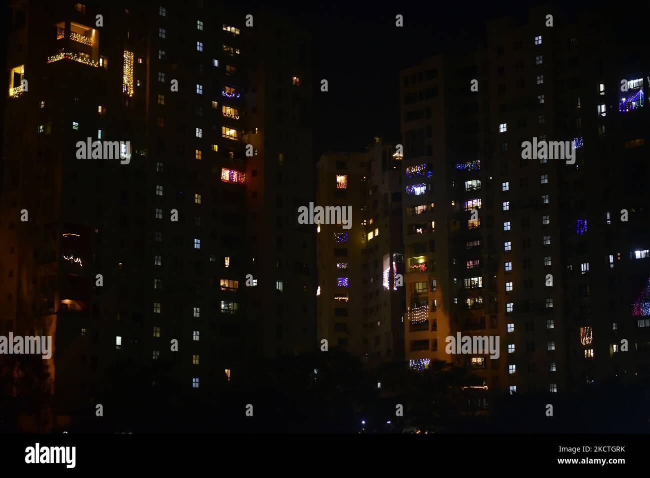 Les appartements peuvent être vus décorés de lumières le jour du festival Diwali à Kolkata, Inde, 04 novembre 2021. (Photo par Indranil Aditya/NurPhoto) Banque D'Images