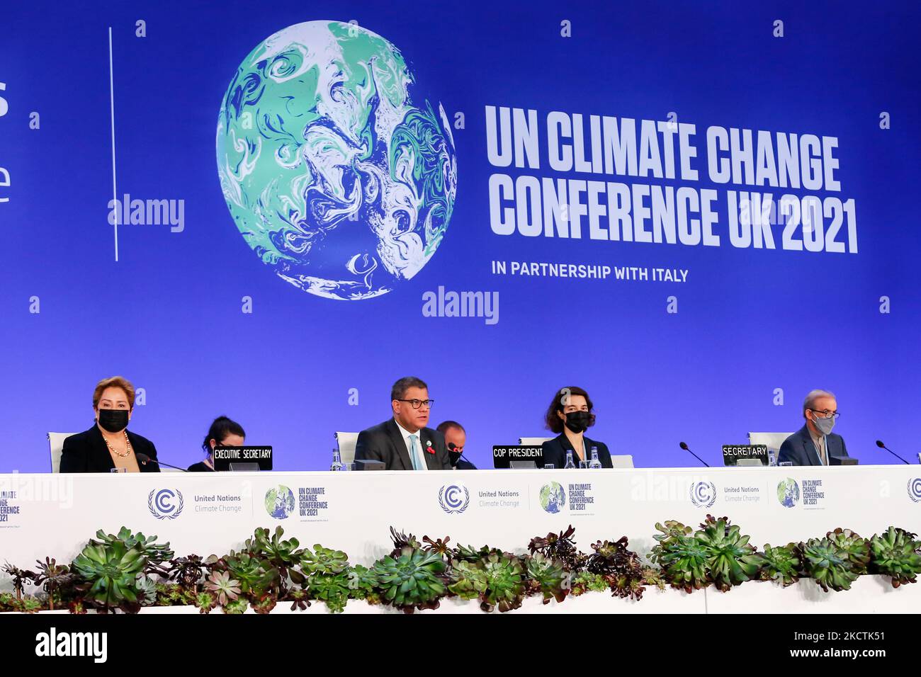 Alok Sharma, Président de COP26 parle lors du segment de haut niveau ouverture du dixième jour de la Conférence des Nations Unies sur les changements climatiques de COP26, tenue par la CCNUCC à l'intérieur du lieu COP26 - Campus écossais d'événements à Glasgow, en Écosse, sur 9 novembre 2021. COP26, de 31 octobre à novembre 12 à Glasgow, est la plus importante conférence sur le climat depuis le sommet de Paris de 2015, car les nations devraient fixer de nouveaux objectifs d'émissions de gaz à effet de serre afin de ralentir le réchauffement climatique et de raffermir d'autres engagements clés. LES ÉTATS-UNIS tentent de prendre l'initiative des actions de l'ONU en cas de crise climatique sous la présidence Banque D'Images