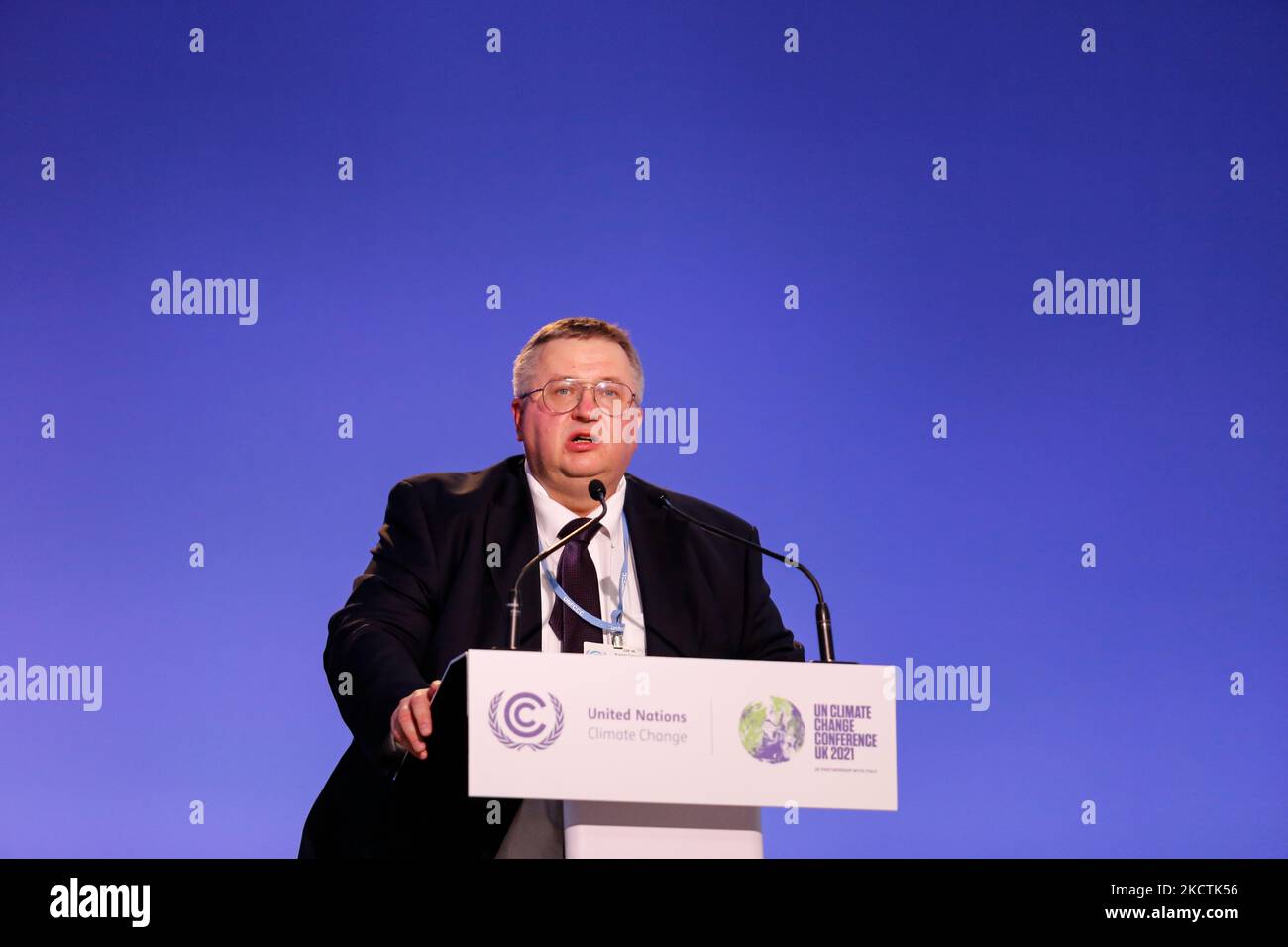 Alexey Overchuk, Vice-Président du Gouvernement de la Fédération de Russie, parle lors de la réunion de haut niveau ouverture du dixième jour de la Conférence des Nations Unies sur les changements climatiques de COP26, tenue par la CCNUCC à l'intérieur du site COP26 - Campus écossais de l'événement à Glasgow, en Écosse, sur 9 novembre 2021. COP26, de 31 octobre à novembre 12 à Glasgow, est la plus importante conférence sur le climat depuis le sommet de Paris de 2015, car les nations devraient fixer de nouveaux objectifs d'émissions de gaz à effet de serre afin de ralentir le réchauffement climatique et de raffermir d'autres engagements clés. LES ÉTATS-UNIS tentent de prendre un Banque D'Images