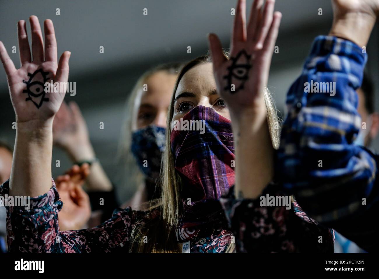 De jeunes activistes protestent sur le site COP26 - Campus écossais d'événements durant la onzième journée de la Conférence des Nations Unies sur les changements climatiques de COP26, tenue par la CCNUCC à Glasgow, en Écosse, sur 10 novembre 2021. COP26, de 31 octobre à novembre 12 à Glasgow, est la plus importante conférence sur le climat depuis le sommet de Paris de 2015, car les nations devraient fixer de nouveaux objectifs d'émissions de gaz à effet de serre afin de ralentir le réchauffement climatique et de raffermir d'autres engagements clés. (Photo par Dominika Zarzycka/NurPhoto) Banque D'Images