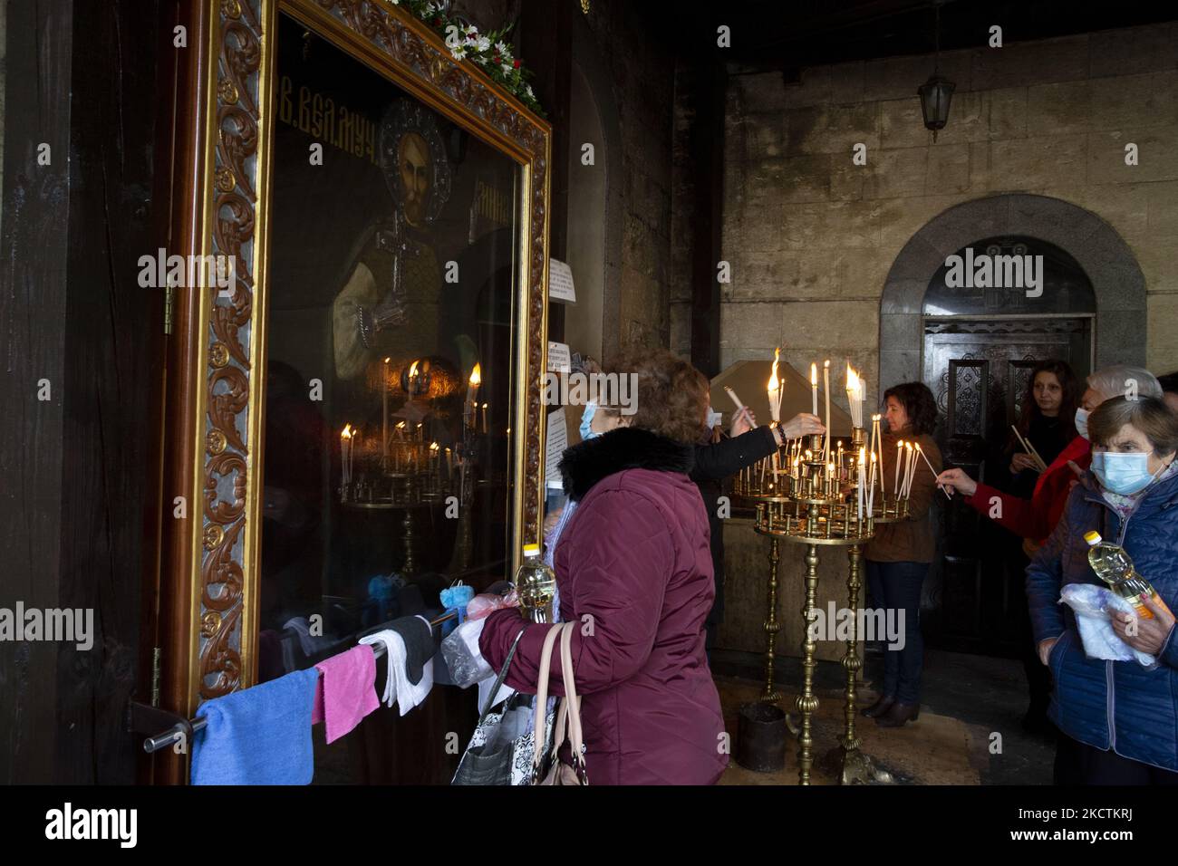 Les gens prient devant l'icône miraculeuse de Saint Menas le 11 novembre 2021, dans le monastère nommé du saint à la périphérie de Sofia. (Photo de Hristo Vladev/NurPhoto) Banque D'Images