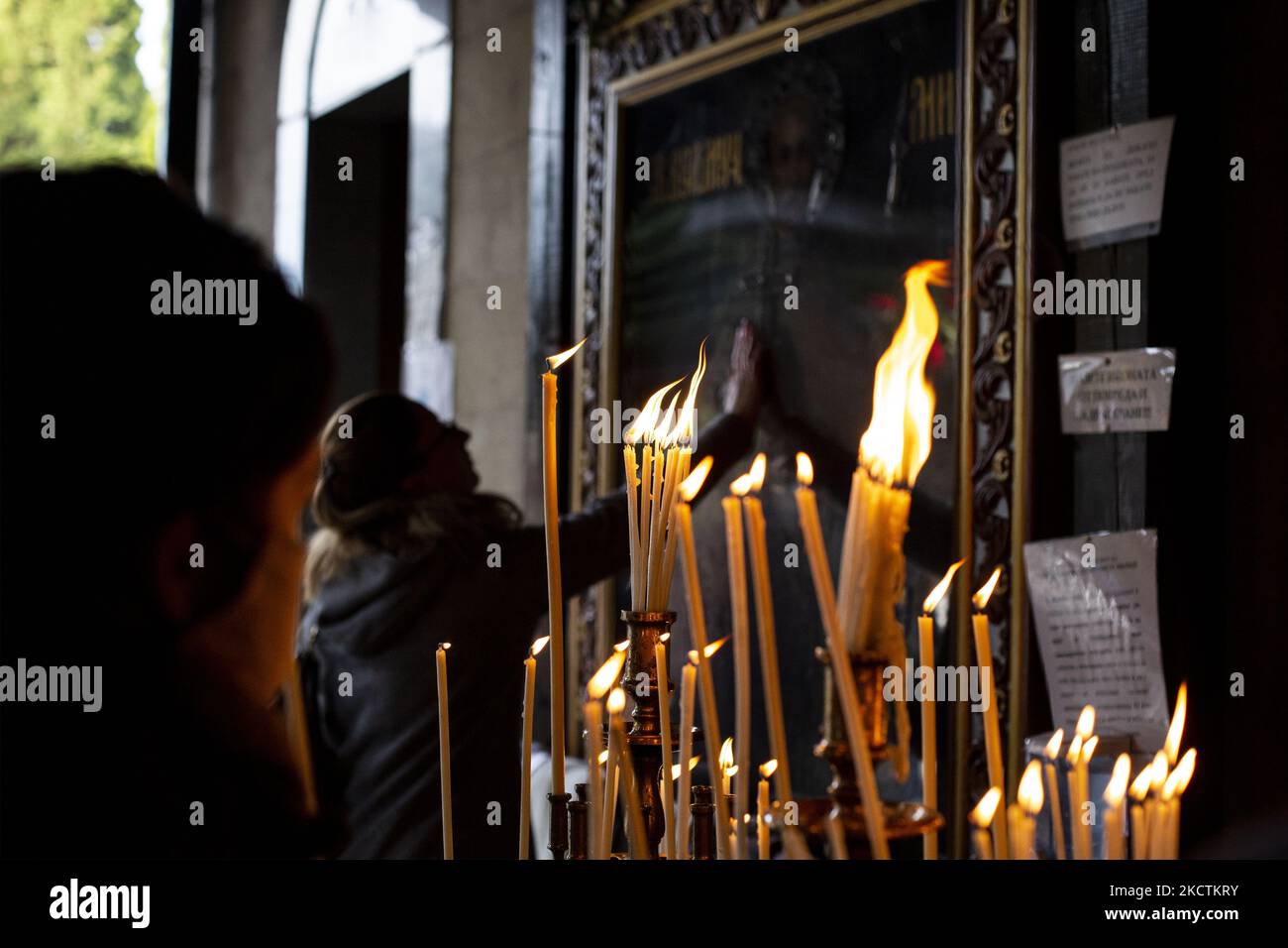 Les gens prient devant l'icône miraculeuse de Saint Menas le 11 novembre 2021, dans le monastère nommé du saint à la périphérie de Sofia. (Photo de Hristo Vladev/NurPhoto) Banque D'Images