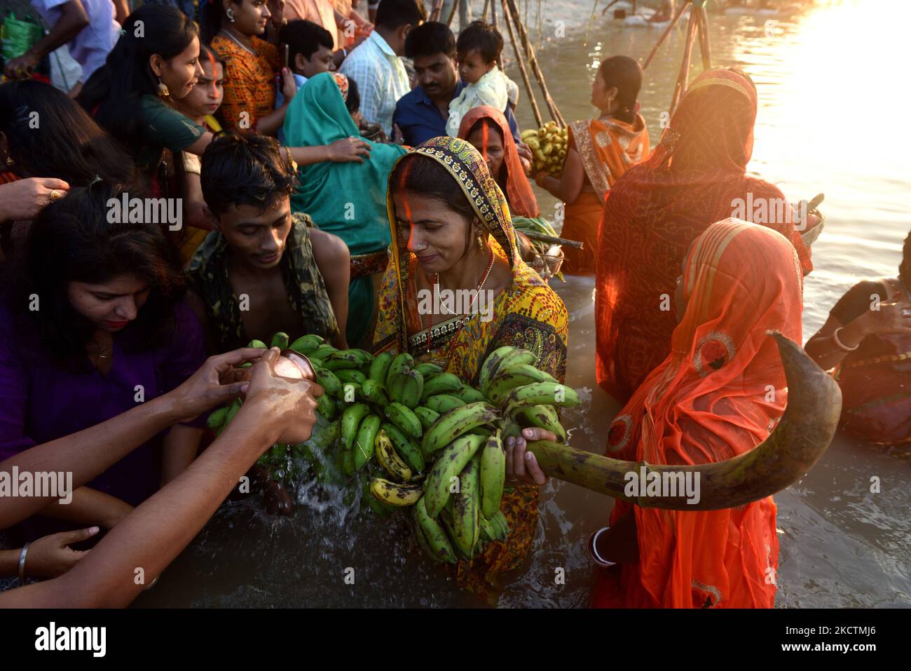 Chhatj Puja est principalement célébrée dans les États indiens du Bihar, du Jharkhand, de l'Uttar Pradesh et aussi dans d'autres États, dans certaines régions du Népal est célébrée, le festival de Chhath est consacré à Lord Surya et sa sœur Shashthi Devi. En ce jour, les dévotés prient aux divinités en les remerciant d'être la force vitale sur cette planète. 10th novembre 2021, Kolkata, Bengale-Occidental, Inde (photo de Sukhomoy Sen/NurPhoto) Banque D'Images