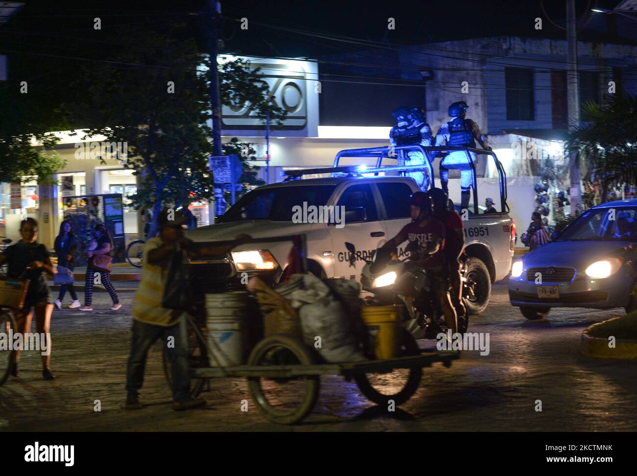 Membres de la Garde nationale (Guardia Nacional de México) vu dans le centre de Tulum. Mercredi, 10 novembre 2021, à Tulum, Quintana Roo, Mexique. (Photo par Artur Widak/NurPhoto) Banque D'Images