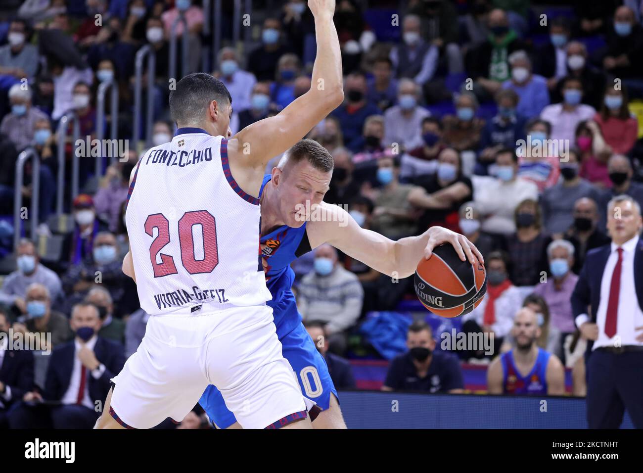 Rolands Smits et Simone Fontecchio lors du match entre le FC Barcelone et la Basconia, correspondant à la semaine 9 de l'Euroligue, joué au Palau Blaugrana, le 11th novembre 2021, à Barcelone, Espagne. -- (photo par Urbanandsport/NurPhoto) Banque D'Images