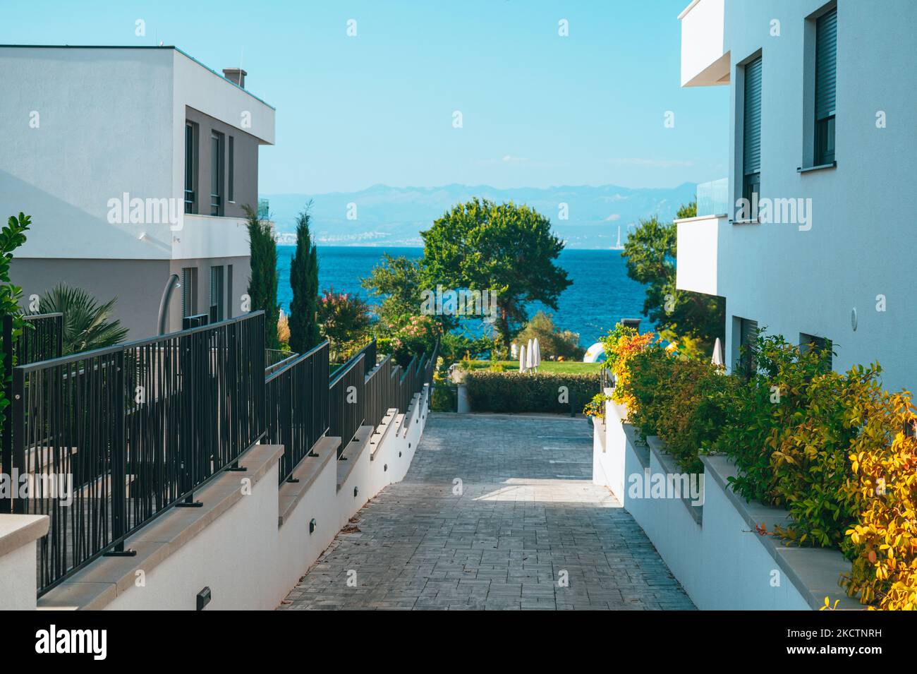 Nouvel hôtel moderne Appartement près de la mer Méditerranée. Été en vacances photo. Mer bleue. Modifier l'espace Banque D'Images