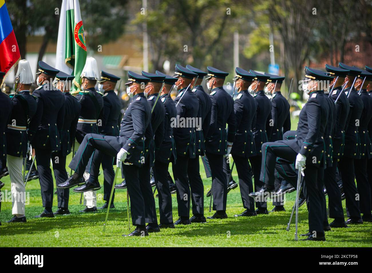 Les officiers de police nouvellement promus participent à leur cérémonie de promotion au cours d'un événement ont été le président colombien Ivan Duque Marquez et le ministre colombien de la Défense Diego Molano en mémoire de l'anniversaire de 130 de la police nationale de Colombie et la promotion aux officiers à plus de 100 membres de police, à Bogota, Colombie sur 11 novembre 2021. (Photo par Sebastian Barros/NurPhoto) Banque D'Images