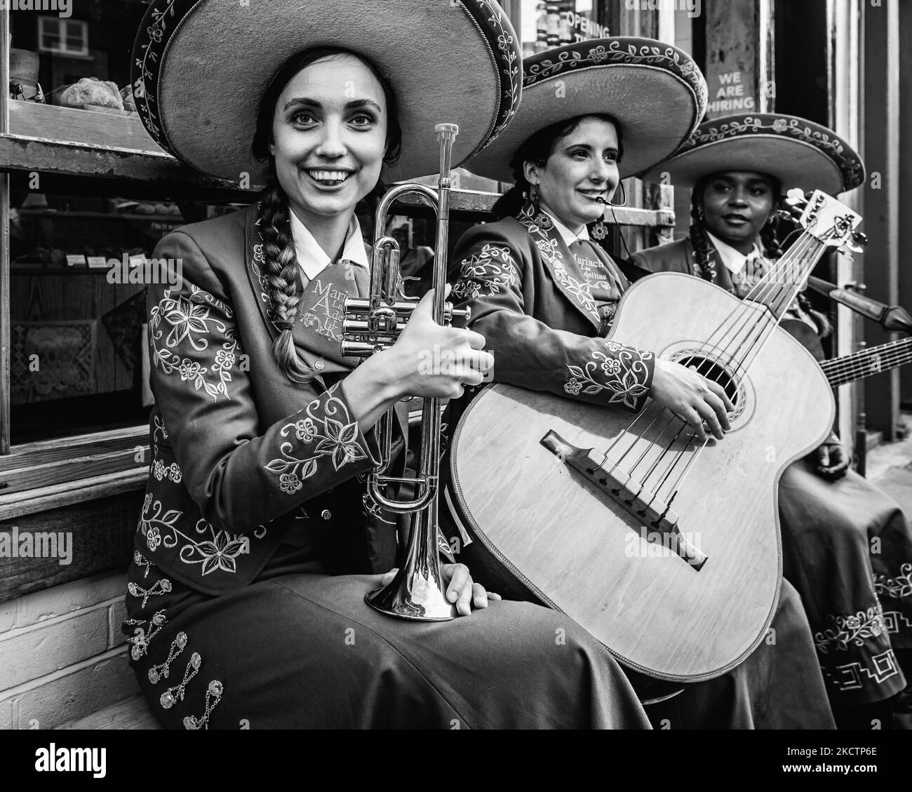 Trois musiciens de Mariachi Las Adelitas, exclusivement féminins, au Día de los Muertos à Londres. Banque D'Images