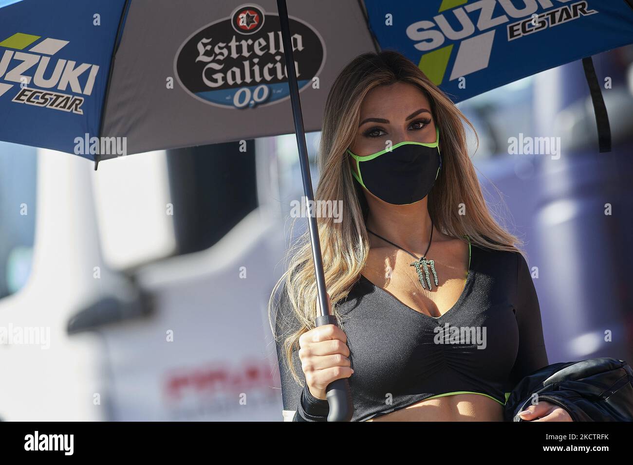 Parapluie fille pendant la qualification de Gran Premio Red Bull de España au circuit Ricardo Tormo sur 13 novembre 2021 à Valence, Espagne. (Photo de Jose Breton/Pics action/NurPhoto) Banque D'Images