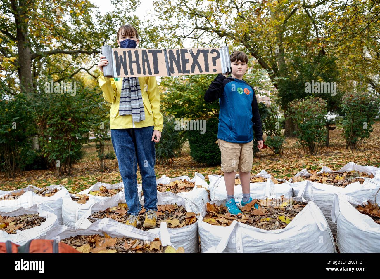 Extinction les partisans de la rébellion protestent à Londres pour manifester contre ce qu'ils ont appelé l'échec de COP26 et appellent les politiciens à prendre des mesures sur la crise climatique dans le centre de Londres, en Angleterre sur 13 novembre 2021. La rébellion de l'extinction a organisé la manifestation le jour du défilé de Londres. L'organisation est entrée en collision avec le défilé pour parler de l'histoire coloniale de Londres comme une source majeure d'injustice climatique. (Photo par Dominika Zarzycka/NurPhoto) Banque D'Images