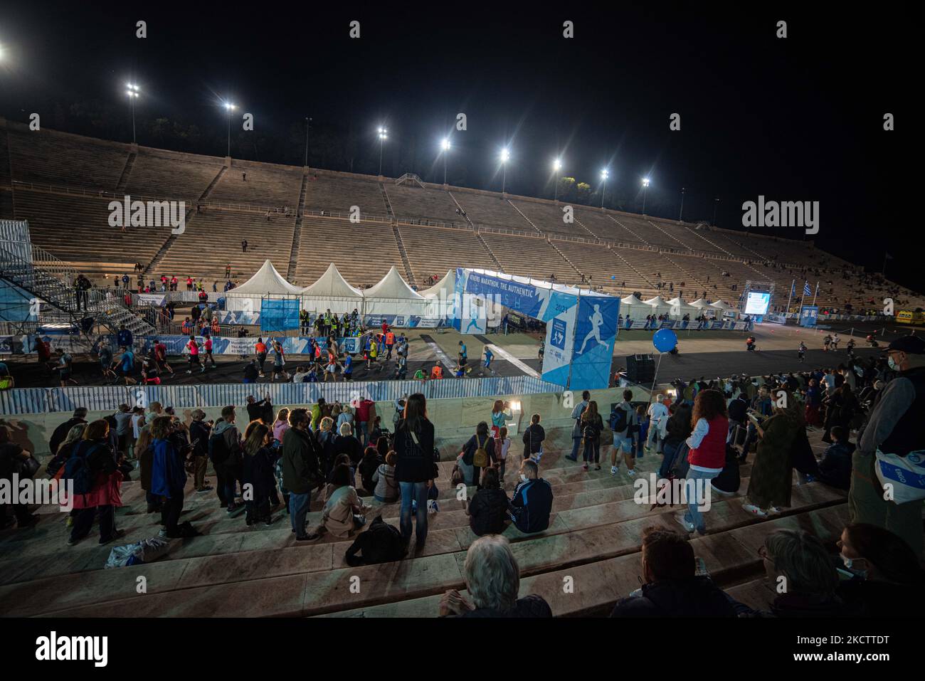 Vue sur le stade panathénaïque lors de l'événement « Marathon d'Athènes - l'authentique », à Athènes, Grèce, sur 13 novembre 2021. (Photo de Maria Chourdari/NurPhoto) Banque D'Images