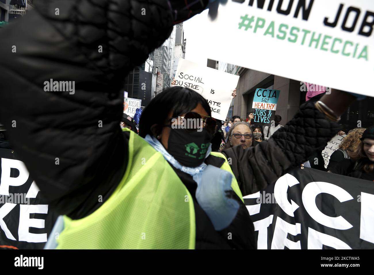 Les manifestants défilent dans les rues pour exiger que les dirigeants du monde agissent pour arrêter le changement climatique à 13 novembre 2021, dans la ville de New York, aux États-Unis. À moins que les dirigeants mondiaux n’agissent dès maintenant pour modifier le réchauffement climatique, nous serons confrontés à une menace croissante pour l’environnement. (Photo de John Lamparski/NurPhoto) Banque D'Images