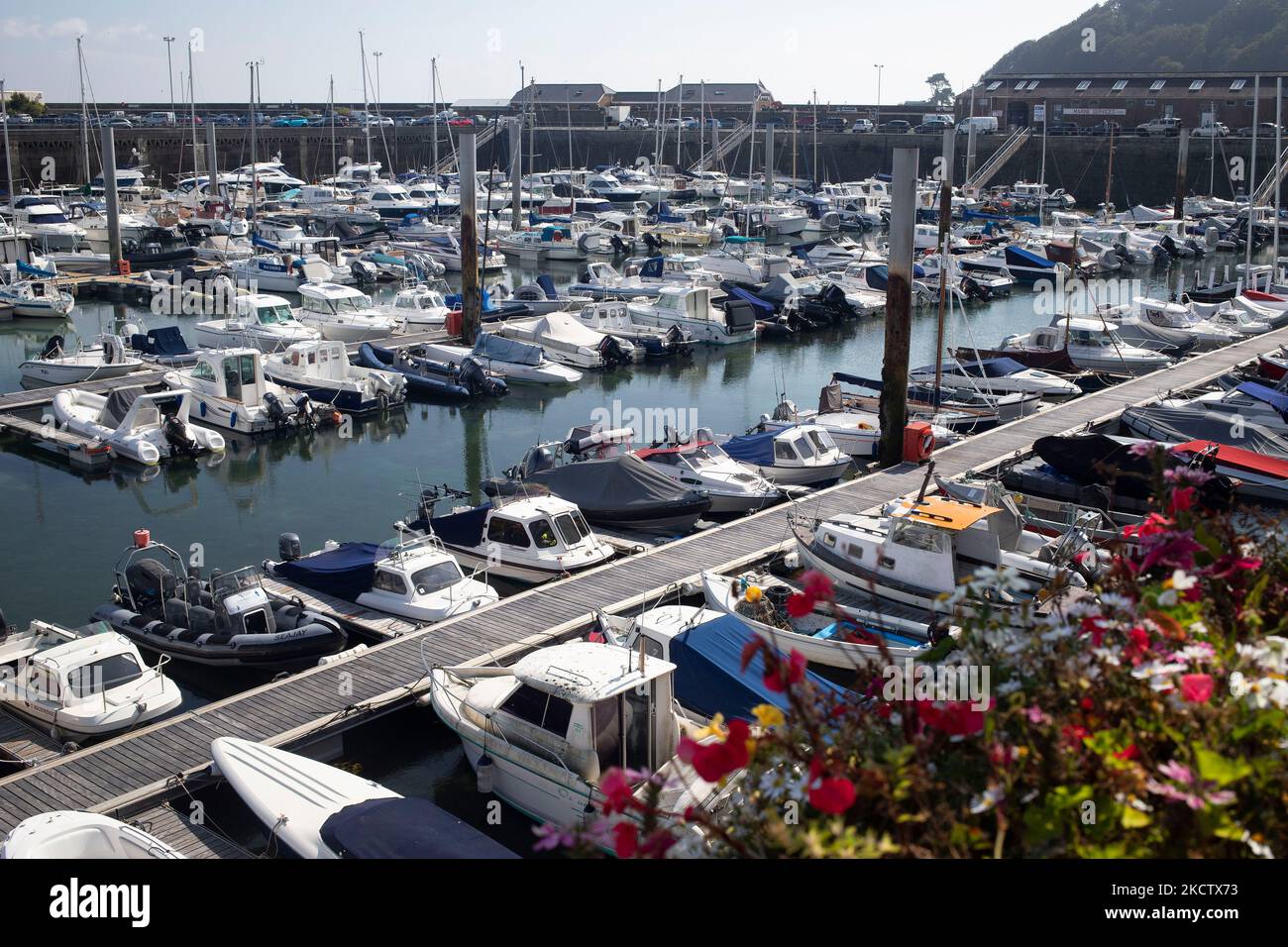 Le port de St Peter Port, Guernesey, une partie des îles Anglo-Normandes, Royaume-Uni Banque D'Images