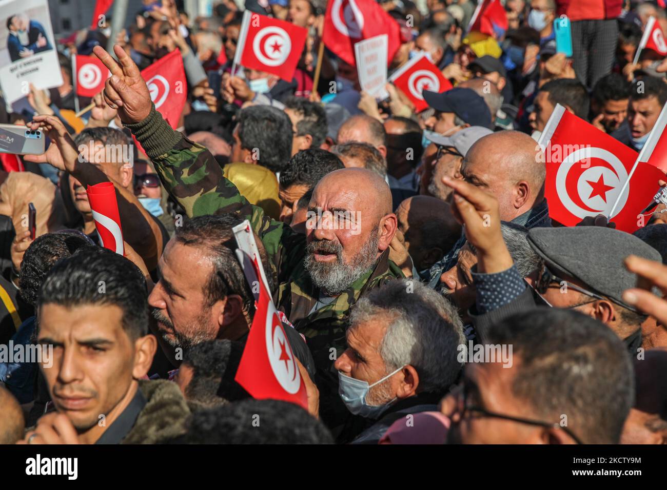 Les manifestants font le signe de la victoire (V) alors qu'ils détiennent des drapeaux tunisiens, lors d'une manifestation organisée par le mouvement de protestation connu sous le nom de citoyens contre coup d'État, tenue près du bâtiment du Parlement tunisien dans la ville de Bardo, à Tunis, en Tunisie, sur 14 novembre 2021, Pour protester contre ce que l'on appelle un coup d'Etat, en référence aux mesures exceptionnelles décrétées par le Président tunisien, Kais Saied. (Photo de Chedly Ben Ibrahim/NurPhoto) Banque D'Images