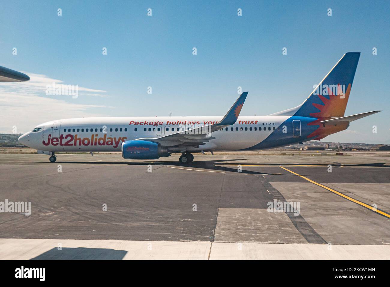 Jet2 Boeing 737-800 tel qu'il a été vu en train de rouler à l'aéroport international de Thessalonique Makedonia SKG LGTS depuis une fenêtre d'avion. L'avion B738 de 22 ans a l'enregistrement G-DRTB et le logo de jet2holidays une filiale de jet2.com LS EXS, la compagnie britannique de loisirs à bas prix avec des vols charter et réguliers du Royaume-Uni avec une flotte de 90 avions. Grèce un pays dépendant du tourisme, l'industrie du voyage et de l'aviation avait augmenté les arrivées internationales pendant la saison estivale 2021 pour les vacances par rapport à 2020, essayant de rebondir les effets de la pandémie du coronavirus Covid-19 en t Banque D'Images