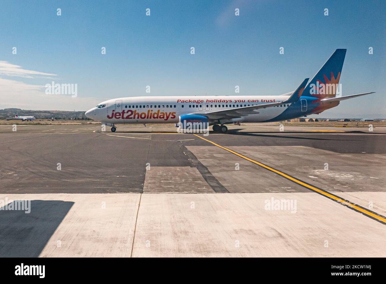 Jet2 Boeing 737-800 tel qu'il a été vu en train de rouler à l'aéroport international de Thessalonique Makedonia SKG LGTS depuis une fenêtre d'avion. L'avion B738 de 22 ans a l'enregistrement G-DRTB et le logo de jet2holidays une filiale de jet2.com LS EXS, la compagnie britannique de loisirs à bas prix avec des vols charter et réguliers du Royaume-Uni avec une flotte de 90 avions. Grèce un pays dépendant du tourisme, l'industrie du voyage et de l'aviation avait augmenté les arrivées internationales pendant la saison estivale 2021 pour les vacances par rapport à 2020, essayant de rebondir les effets de la pandémie du coronavirus Covid-19 en t Banque D'Images