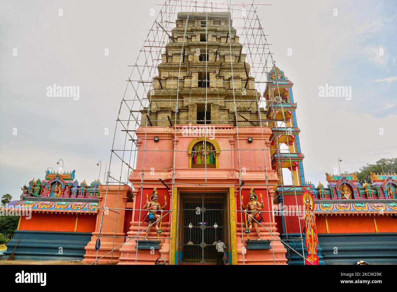 Échafaudage vu sur un temple hindou à Mullaitivu, Sri Lanka. Ce temple était connu pour avoir été fréquenté par Velupillai Prabhakaran, le chef décédé des combattants LTTE (Tigres de libération de l'Eelam tamoul). Le temple a été endommagé lors des bombardements de l'armée sri-lankaise pendant la guerre civile et est en train d'être reconstruit. (Photo de Creative Touch Imaging Ltd./NurPhoto) Banque D'Images