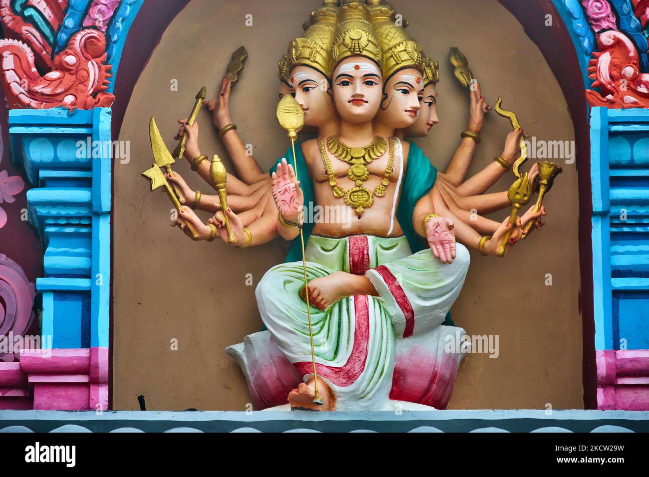 Figure de Lord Murugan orne un temple hindou à Mullaitivu, Sri Lanka. Ce temple était connu pour avoir été fréquenté par Velupillai Prabhakaran, le chef décédé des combattants LTTE (Tigres de libération de l'Eelam tamoul). Le temple a été endommagé lors des bombardements de l'armée sri-lankaise pendant la guerre civile et est en train d'être reconstruit. (Photo de Creative Touch Imaging Ltd./NurPhoto) Banque D'Images