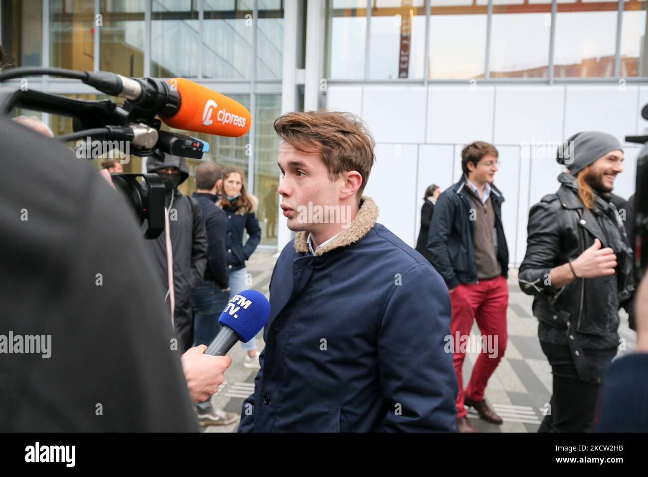 Stanislas Rigault (C), président de « génération Z », le mouvement de jeunesse soutenant l'avocat du spécialiste français d'extrême-droite dans les médias, Eric Zemmour, parle avec un journaliste avant le début de l'audience devant le tribunal de Paris, en France, le 17 novembre 2021, Quand Eric Zemmour a été convoqué à la cour de Paris pour insulte et provocation à la haine raciale après avoir, à la télévision, qualifié les migrants mineurs de « voleurs, meurtriers, violeurs ». (Photo de Michel Stoupak/NurPhoto) Banque D'Images