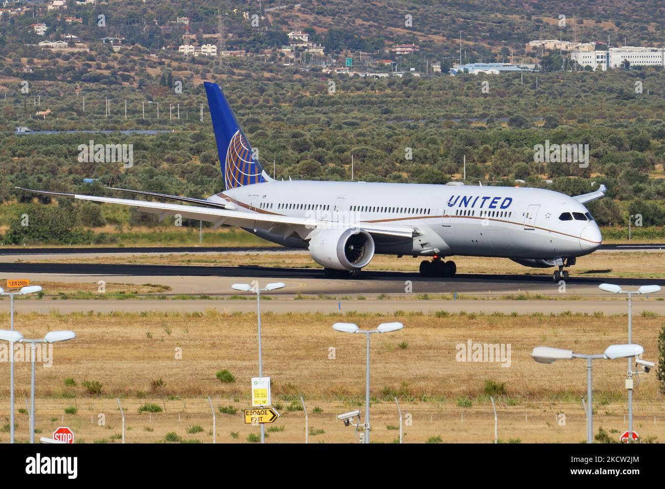 Les Boeing 787 Dreamliner de United Airlines ont été vus voler, atterrir et rouler en taxi à l'aéroport international d'Athènes ATH LGAV dans la capitale grecque. L'avion Boeing 787-9 a l'enregistrement N15969, alimenté par 2x moteurs d'avion GE, est arrivé de l'aéroport IAD de Washington, États-Unis. En 2021, l'aéroport d'Athènes a connu une augmentation du nombre de vols transatlantiques reliant les États-Unis malgré la pandémie du coronavirus Covid-19. Athènes, Grèce sur 25 septembre 2021 (photo de Nicolas Economou/NurPhoto) Banque D'Images