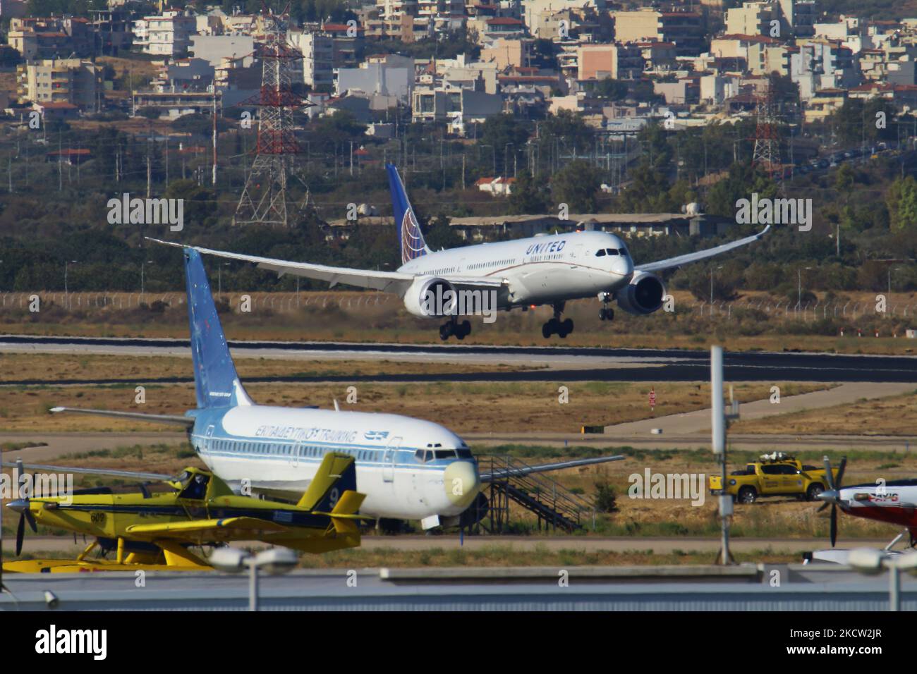 Les Boeing 787 Dreamliner de United Airlines ont été vus voler, atterrir et rouler en taxi à l'aéroport international d'Athènes ATH LGAV dans la capitale grecque. L'avion Boeing 787-9 a l'enregistrement N15969, alimenté par 2x moteurs d'avion GE, est arrivé de l'aéroport IAD de Washington, États-Unis. En 2021, l'aéroport d'Athènes a connu une augmentation du nombre de vols transatlantiques reliant les États-Unis malgré la pandémie du coronavirus Covid-19. Athènes, Grèce sur 25 septembre 2021 (photo de Nicolas Economou/NurPhoto) Banque D'Images