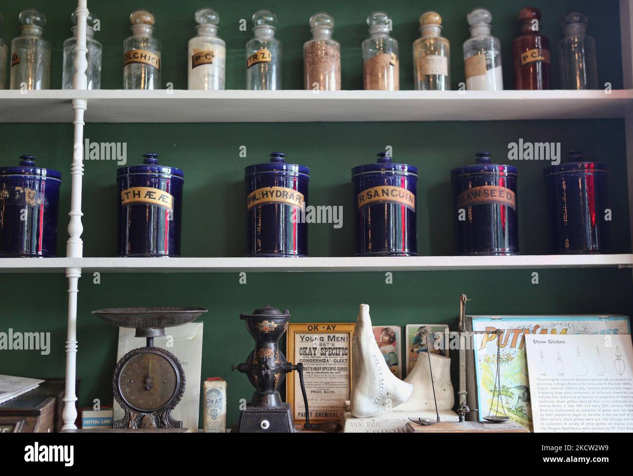 L'Apothecary de Niagara est une authentique restauration de musée d'une pharmacie de 1869 dans le cadre d'une pratique qui a fonctionné à Niagara-on-the-Lake, Ontario, Canada de 1820 à 1964. Sur la photo, vous trouverez les pots glacés bleu de cobalt et les pots en verre soufflé à la main qui contiennent les ingrédients pour faire les remèdes et les balances pour peser les substances et le moulin pour écraser les ingrédients. (Photo de Creative Touch Imaging Ltd./NurPhoto) Banque D'Images