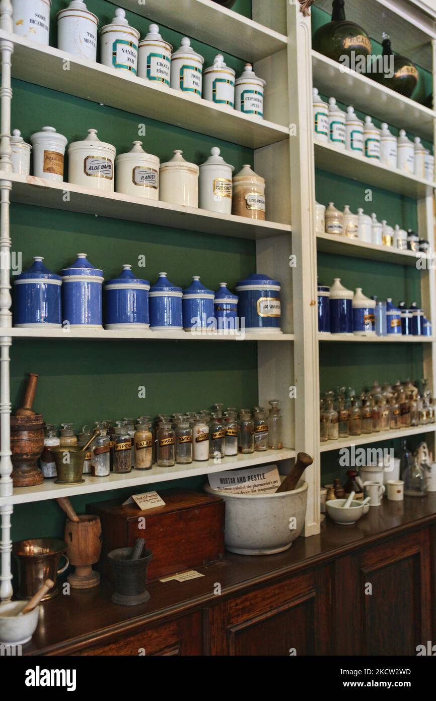 L'Apothecary de Niagara est une authentique restauration de musée d'une pharmacie de 1869 dans le cadre d'une pratique qui a fonctionné à Niagara-on-the-Lake, Ontario, Canada de 1820 à 1964. Les pots bleus et blancs vitrés et les pots en verre soufflé à la main qui contiennent les ingrédients pour faire les remèdes et le mortier et les pilons pour écraser les ingrédients. (Photo de Creative Touch Imaging Ltd./NurPhoto) Banque D'Images