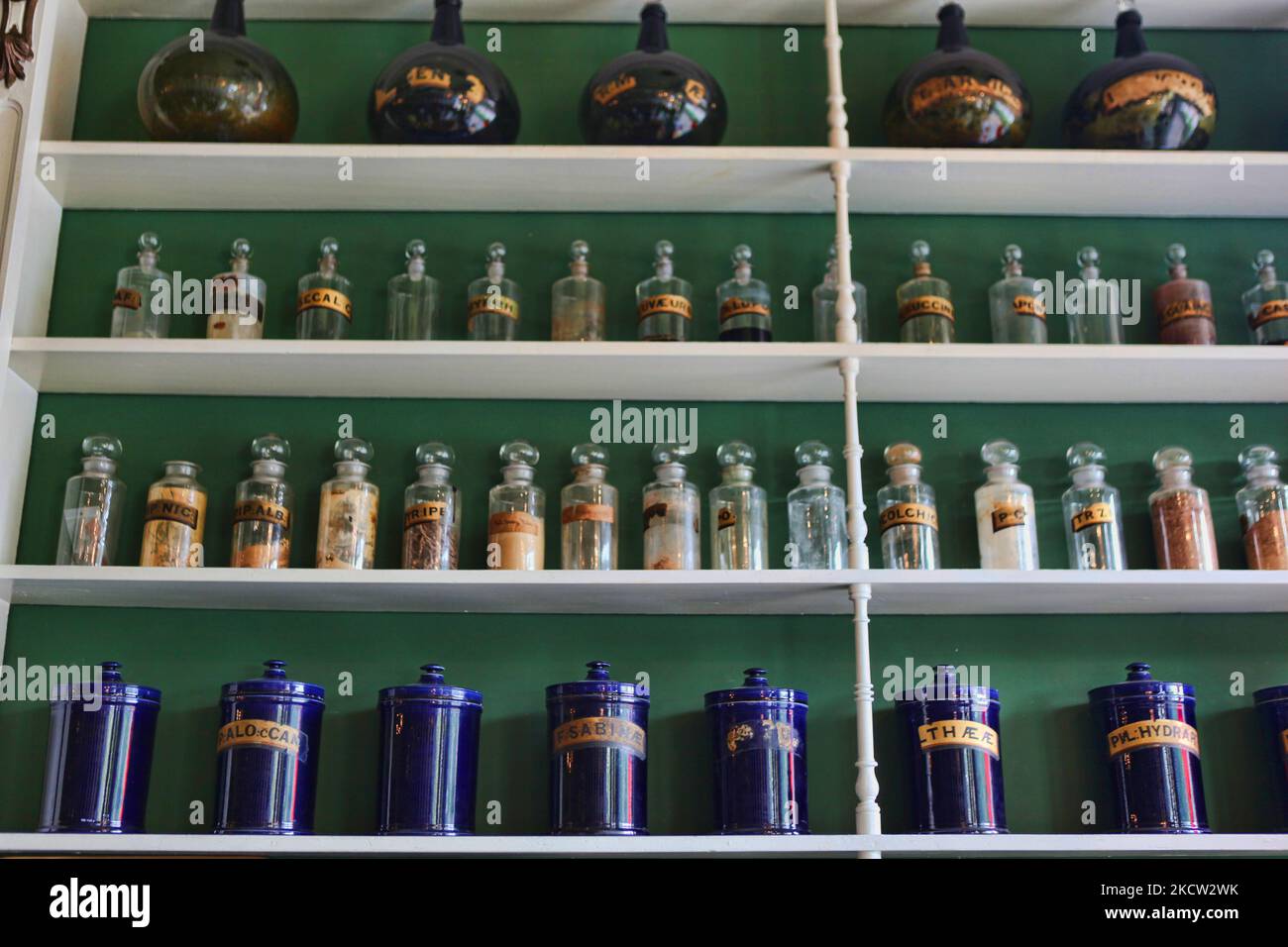L'Apothecary de Niagara est une authentique restauration de musée d'une pharmacie de 1869 dans le cadre d'une pratique qui a fonctionné à Niagara-on-the-Lake, Ontario, Canada de 1820 à 1964. Les pots glacés bleu de cobalt et les pots en verre soufflé à la main qui contiennent les ingrédients pour faire les remèdes sont illustrés ici. (Photo de Creative Touch Imaging Ltd./NurPhoto) Banque D'Images