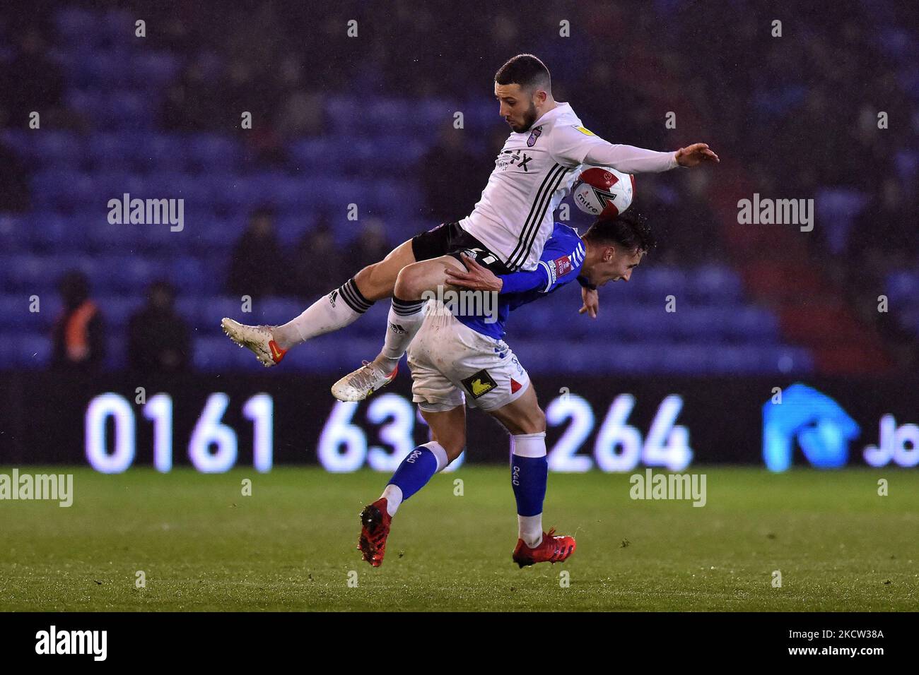 Callum Whelan et Chaplin de Oldham Athletic, de la ville d'Ipswich, lors de la répétition de la coupe FA 1st entre Oldham Athletic et Ipswich Town à Boundary Park, Oldham, le mardi 16th novembre 2021. (Photo d'Eddie Garvey/MI News/NurPhoto) Banque D'Images