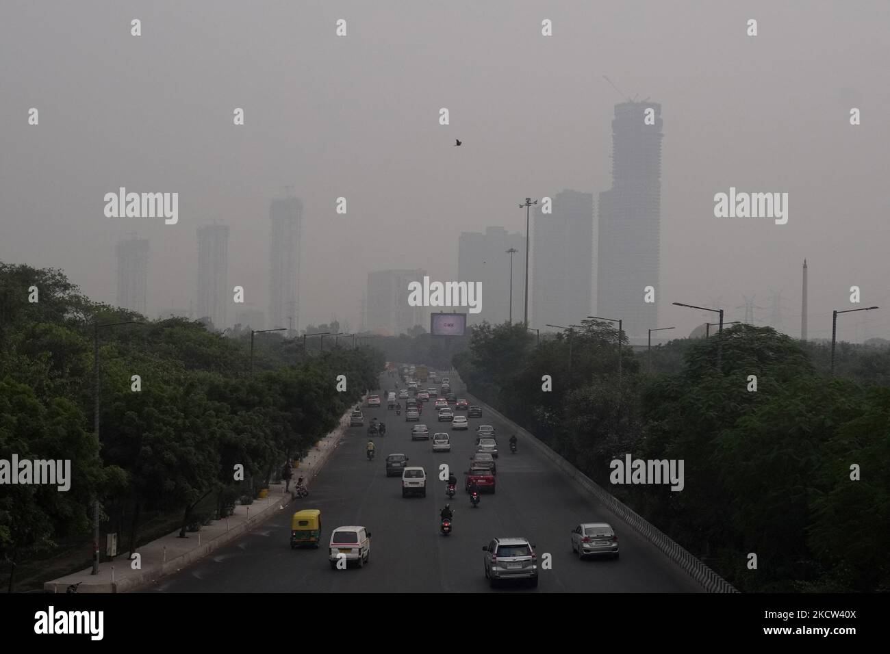 Une vue des bâtiments protégés par le smog dans un contexte de détérioration de l'indice de la qualité de l'air (IQA), à Noida, dans la banlieue de New Delhi, en Inde, sur 18 novembre 2021. (Photo de Mayank Makhija/NurPhoto) Banque D'Images