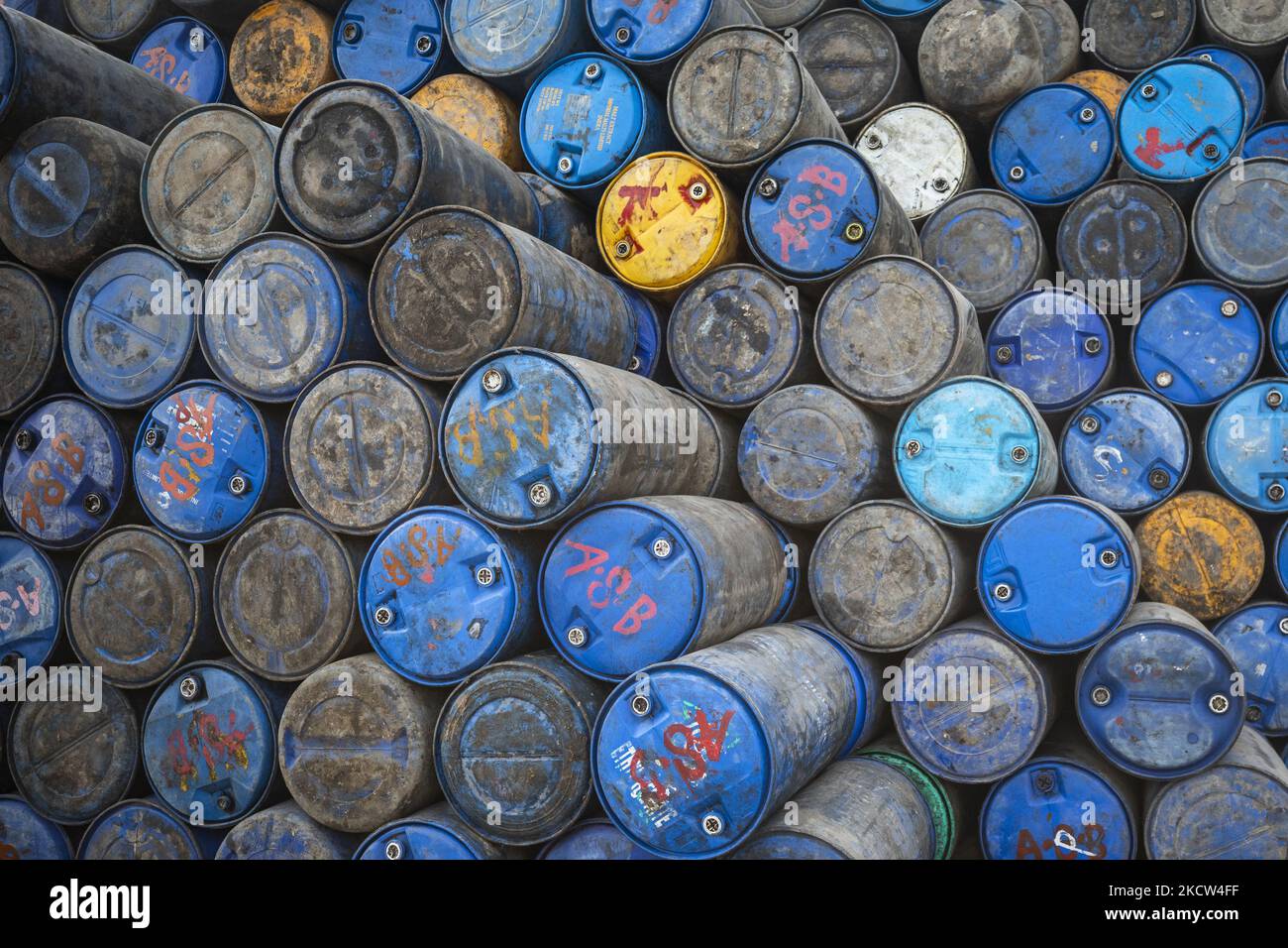 Un ouvrier a empilé des fûts d'huile vides pour recyclage dans un entrepôt de Narayanganj sur 4 novembre 2021. (Photo d'Ahmed Salahuddin/NurPhoto) Banque D'Images