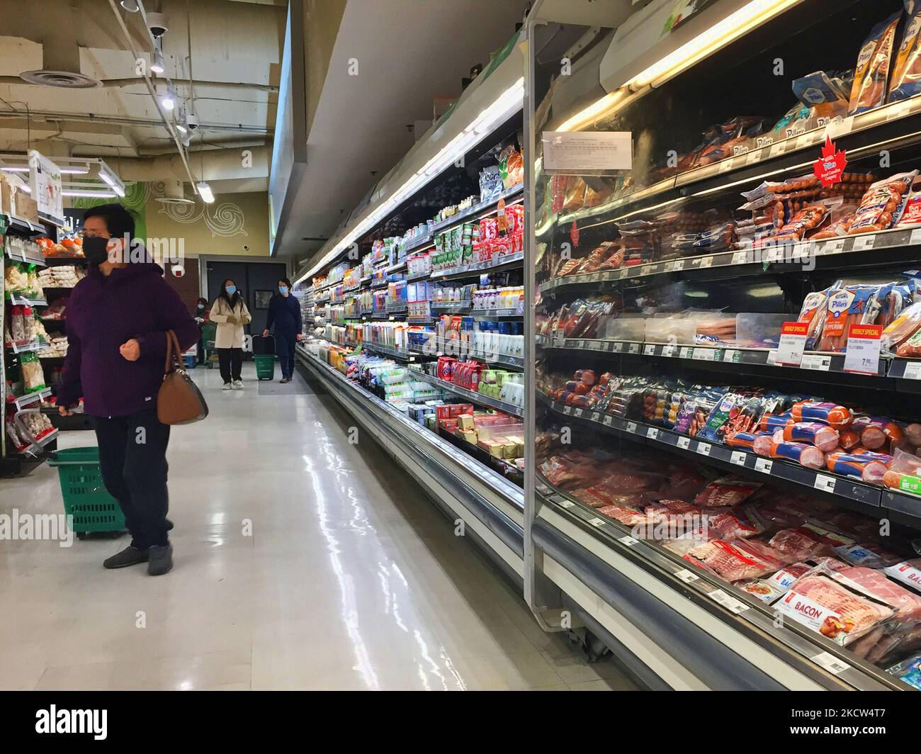 Acheteurs dans un supermarché à Toronto, Ontario, Canada sur 17 novembre 2021. Les prix à la consommation au Canada augmentent à leur rythme annuel le plus rapide depuis près de 20 ans. Le mois dernier, le taux d'inflation au Canada a grimpé à un nouveau sommet de 4,7 % sur 18 ans, en raison de la hausse marquée des prix de l'énergie. (Photo de Creative Touch Imaging Ltd./NurPhoto) Banque D'Images