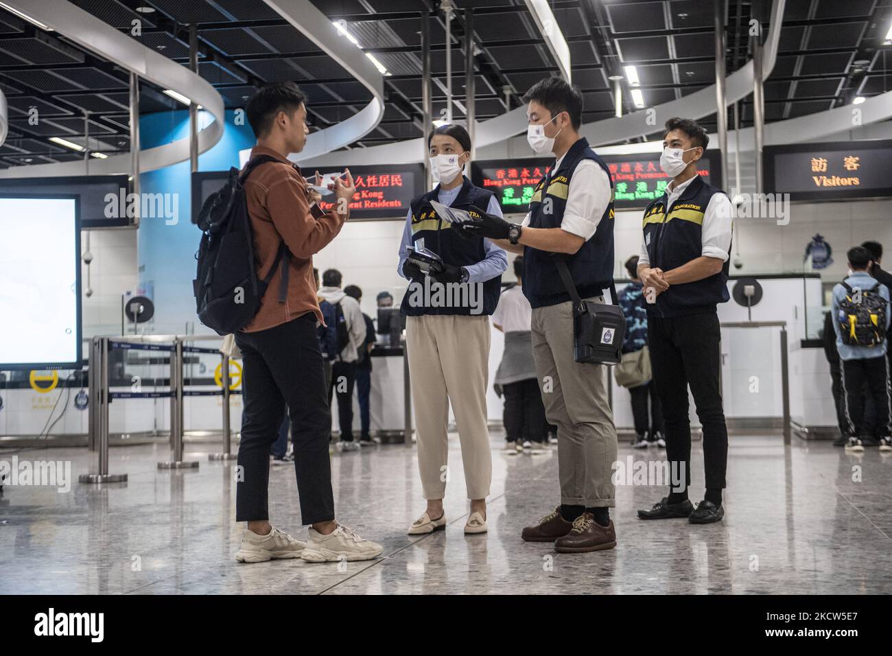 Des agents du département de l’immigration de Hong Kong vérifient un passeport d’un homme lors d’un exercice de lutte contre le terrorisme à l’intérieur de la gare ferroviaire à grande vitesse de Kowloon Ouest à Hong Kong (19 novembre 2021). L'unité interdépartementale de lutte contre le terrorisme (ICTU) a coordonné aujourd'hui un exercice de lutte contre le terrorisme (CT), nommé « TIGERPACE », à la gare de Hong Kong West Kowloon (photo de Vernon Yuen/NurPhoto) Banque D'Images
