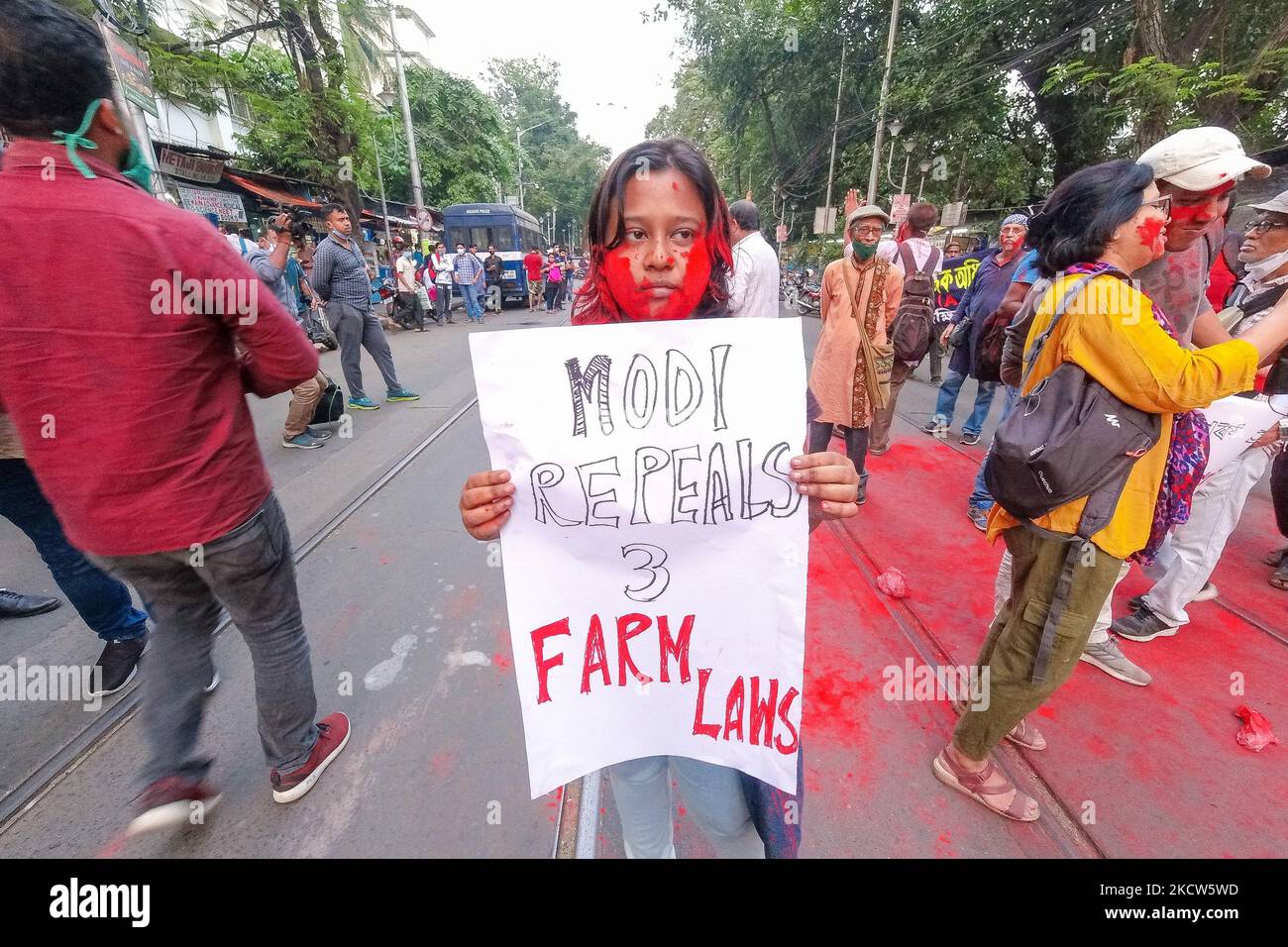 Divers syndicats étudiants sont descendus dans la rue pour célébrer et féliciter les agriculteurs pour la rétractation des lois agricoles contre lesquelles ils protestent depuis près d'un an , à Kolkata , en Inde , Le 19 novembre 2021. Celebration et Félicitations ont éclaté alors que le PM indien Narendra Modi a décidé de repousser les trois lois agricoles vendredi , contre lesquelles les agriculteurs de tout le pays protestent depuis près d'un an . (Photo par Debarchan Chatterjee/NurPhoto) Banque D'Images