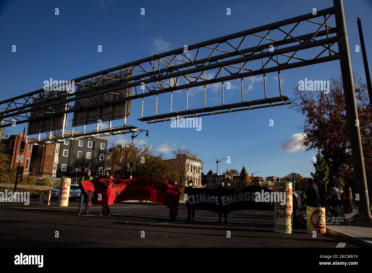 Les manifestants du changement climatique bloquent une entrée de l'Interstate 395 à Washington, D.C., sur 19 novembre 2021 (photo de Bryan Olin Dozier/NurPhoto) Banque D'Images