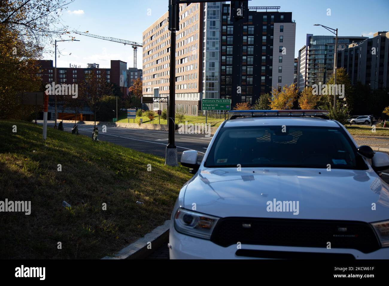 Les manifestants du changement climatique bloquent une entrée de l'Interstate 395 à Washington, D.C., sur 19 novembre 2021 (photo de Bryan Olin Dozier/NurPhoto) Banque D'Images