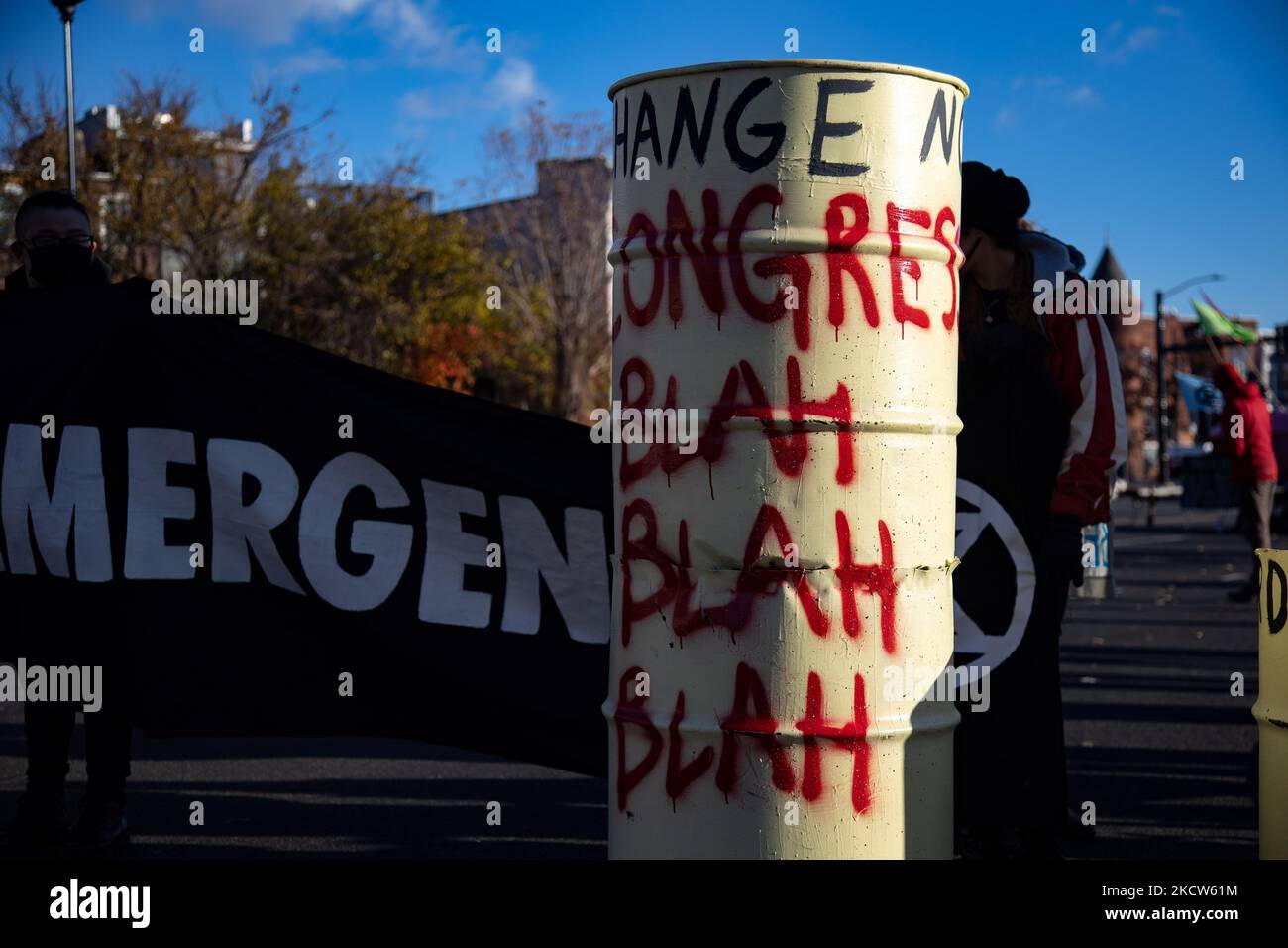 Les manifestants du changement climatique bloquent une entrée de l'Interstate 395 à Washington, D.C., sur 19 novembre 2021 (photo de Bryan Olin Dozier/NurPhoto) Banque D'Images