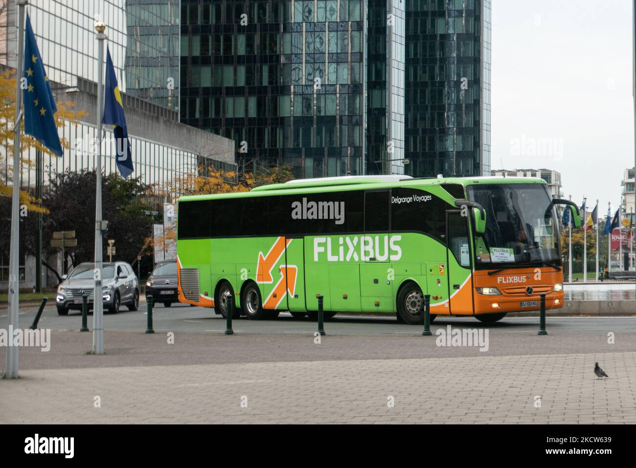 Un bus vert de FlixBus avec l'inscription et le logo de la marque sur le côté du véhicule, vu dans les rues de Bruxelles près de la Gare du Nord, Gare du Nord - gare ferroviaire et hub pour les bus. La société Flixbus est une marque allemande qui propose un service d'autobus interurbain en Europe et aux États-Unis, propriété de FlixMobility GmbH. Société Bruxelles, Belgique sur 19 novembre 2021 (photo de Nicolas Economou/NurPhoto) Banque D'Images