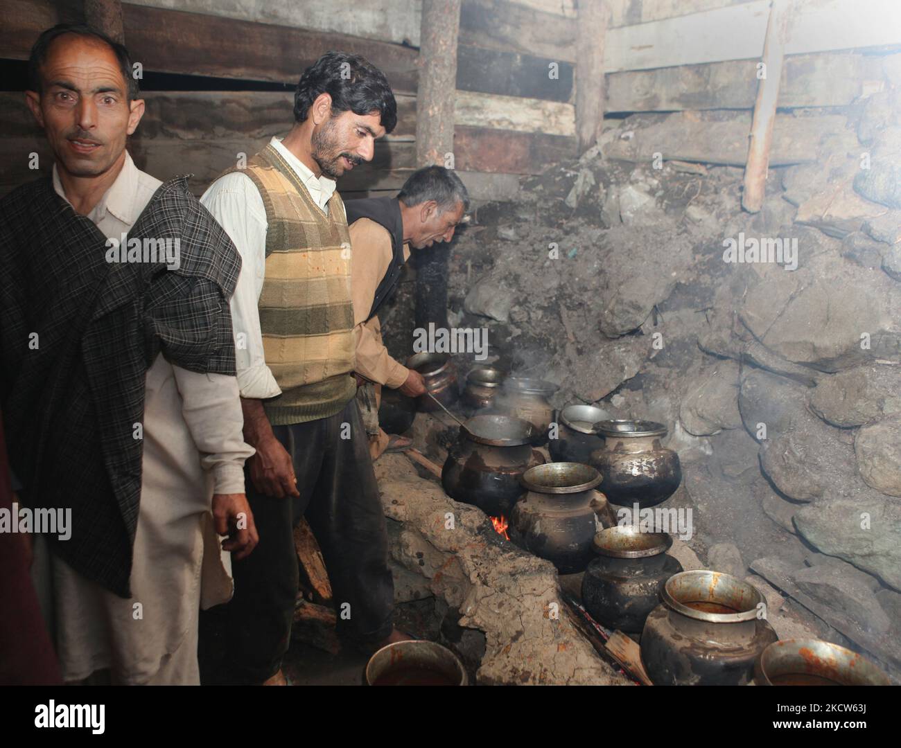 Kashmiri wazas (cuisiniers experts) prépare un wazwan (banquet) de 54 plats de viande sur feu de bois dans une cuisine improvisée pour un mariage musulman à Pahalgam, Cachemire, Inde. (Photo de Creative Touch Imaging Ltd./NurPhoto) Banque D'Images